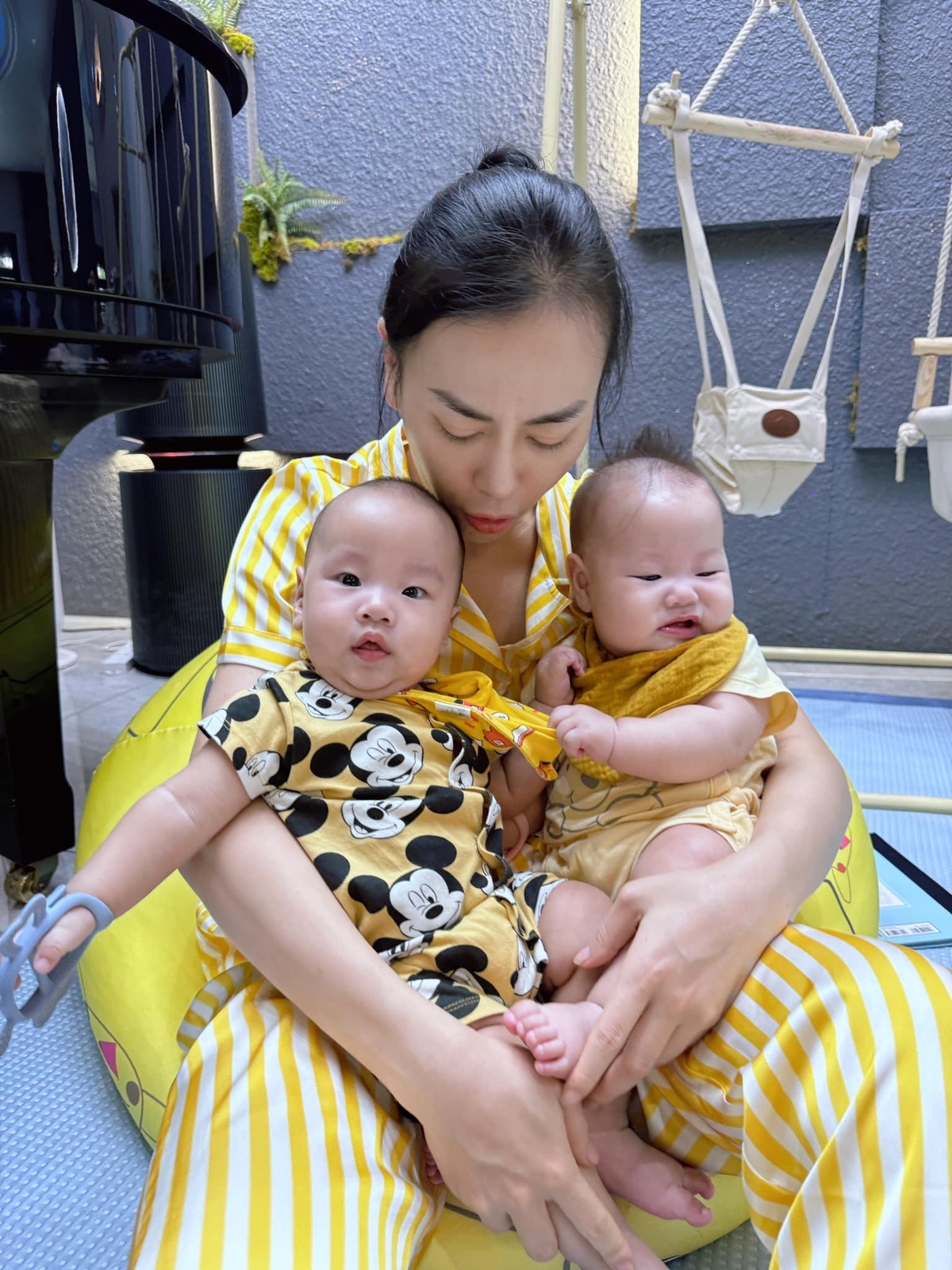 Trên trang cá nhân, Phương Oanh thể hiện mình là thành viên cứng của hội "nghiện con" khi thường xuyên đăng tải hình ảnh em bé lên trang cá nhân.