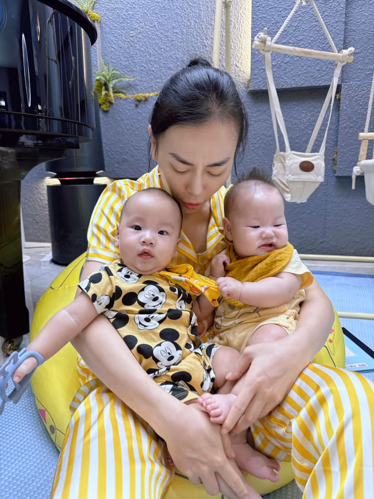 Trên trang cá nhân, Phương Oanh thể hiện mình là thành viên cứng của hội "nghiện con" khi thường xuyên đăng tải hình ảnh em bé lên trang cá nhân.