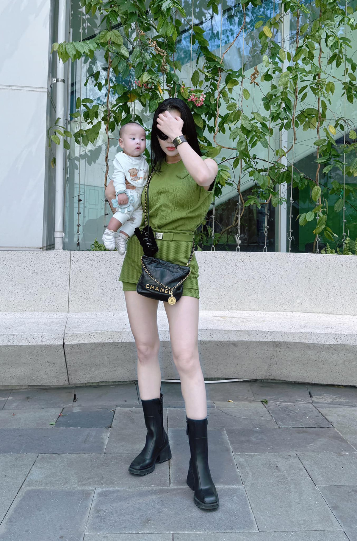 Khi ở nhà, Phương Oanh cũng giản dị như bao mẹ bỉm sữa khác, để mặt mộc, mặc đồ bộ và gọn gàng nhất có thể để tiện lợi cho việc trông con. Khi ra ngoài, cô nàng vẫn lên đồ cực ấn tượng khoe vóc dáng như thời còn son rỗi.