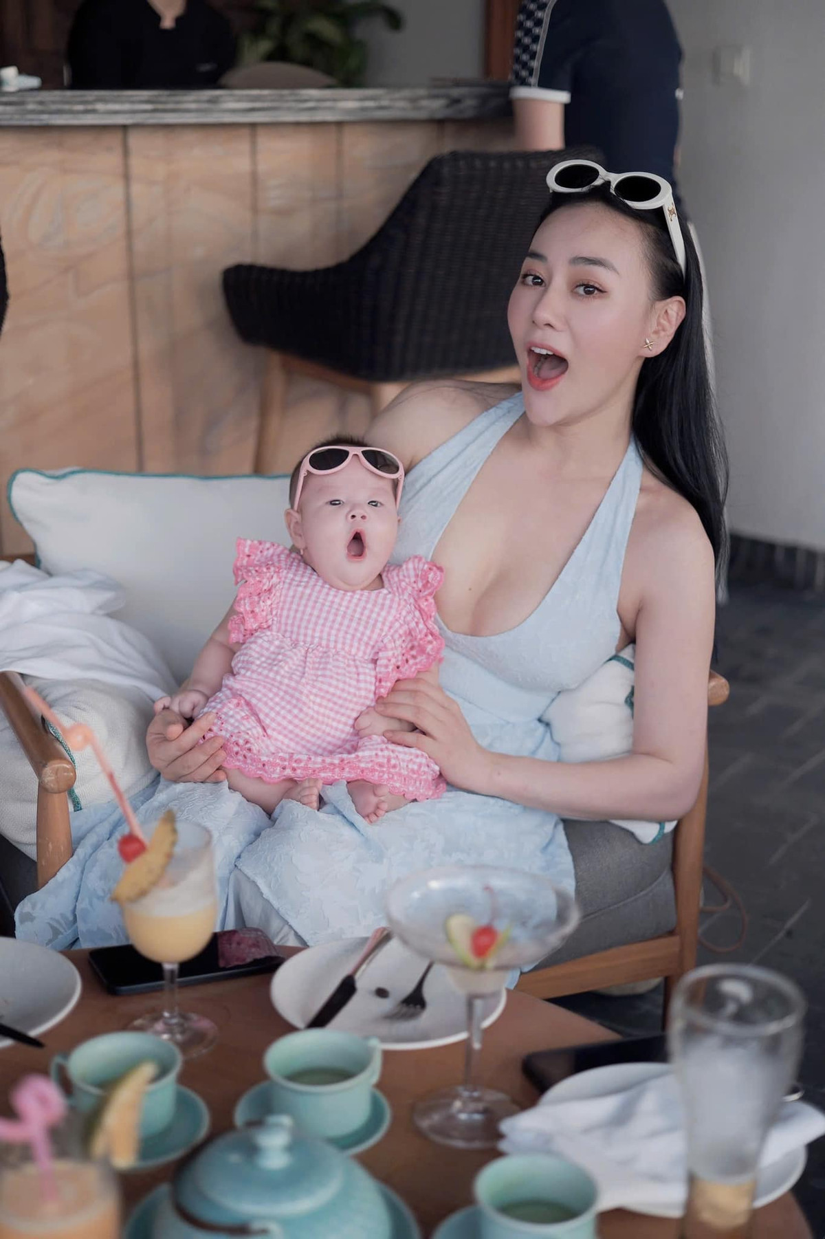 Đồng thời, cô cùng chia sẻ rất nhiều về hành trình làm mẹ của mình.