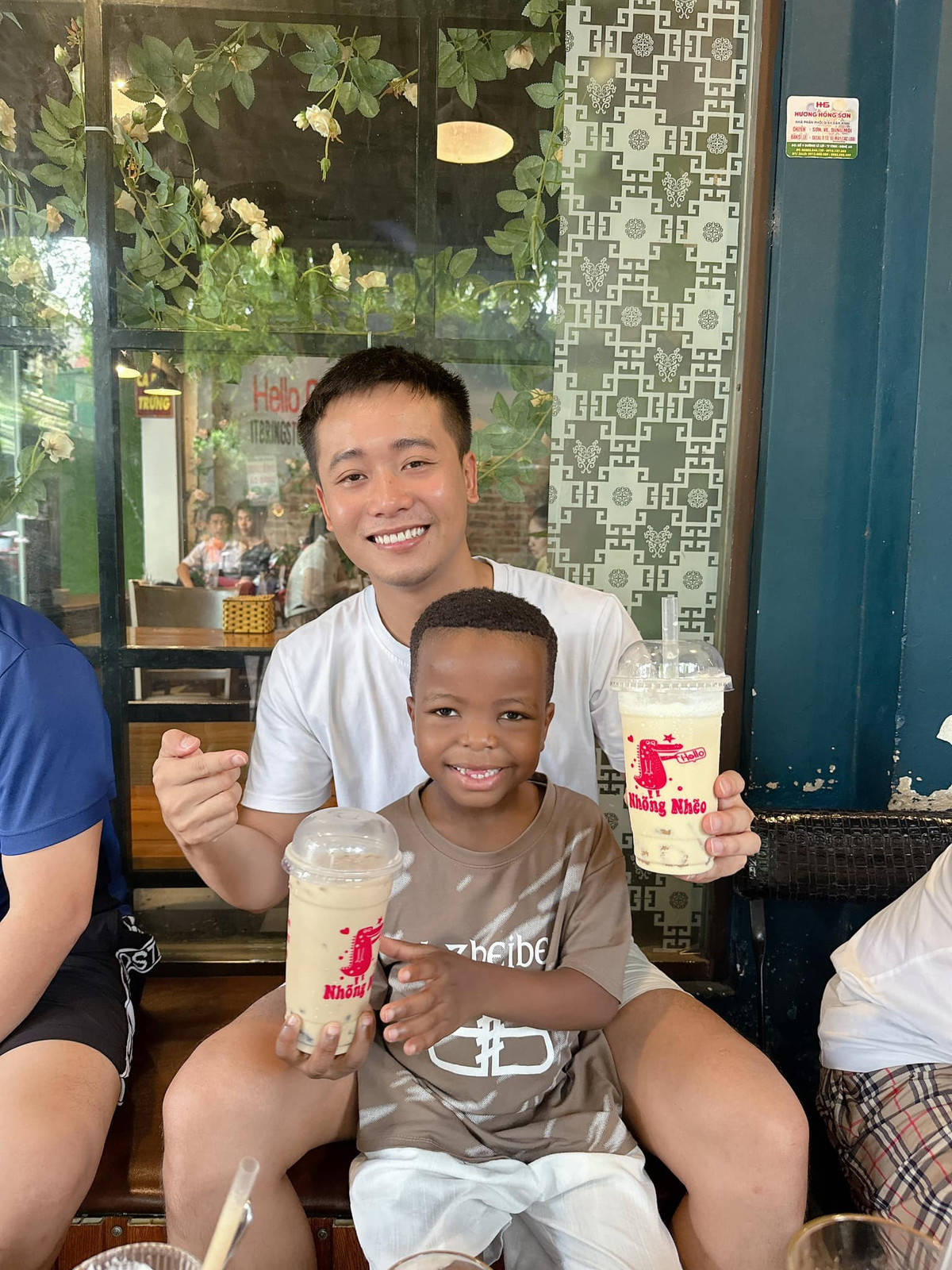 Từ năm 2019, Quang Linh và những người bạn của mình bắt đầu đưa thông tin về cuộc sống của mình với người dân châu Phi lên nền tảng YouTube, bất ngờ nhận được sự ủng hộ của mọi người. (Ảnh: FBNV)