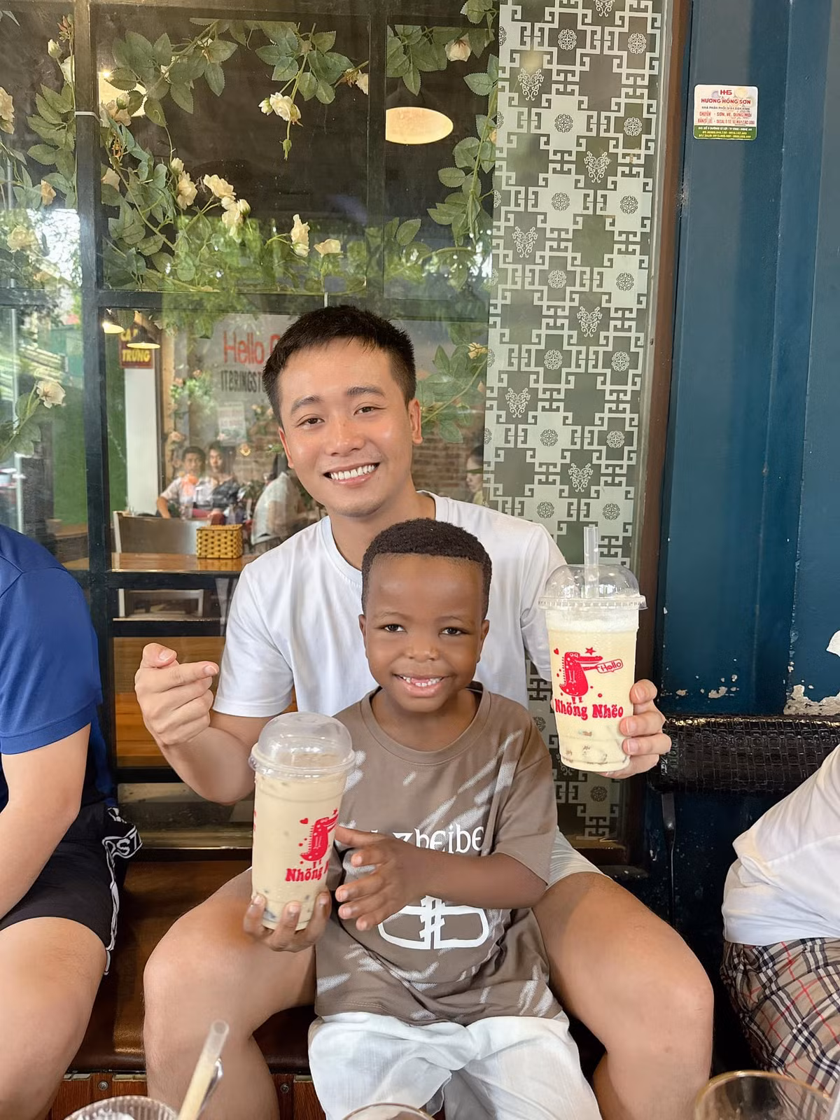 Từ năm 2019, Quang Linh và những người bạn của mình bắt đầu đưa thông tin về cuộc sống của mình với người dân châu Phi lên nền tảng YouTube, bất ngờ nhận được sự ủng hộ của mọi người. (Ảnh: FBNV)