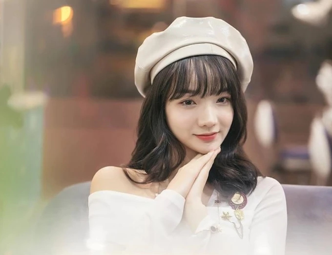 Với vẻ ngoài xinh xắn và khả năng ăn nói khá duyên dáng, Thủy Tiên dần bén duyên với việc kinh doanh và livestream. (Ảnh: FBNV)