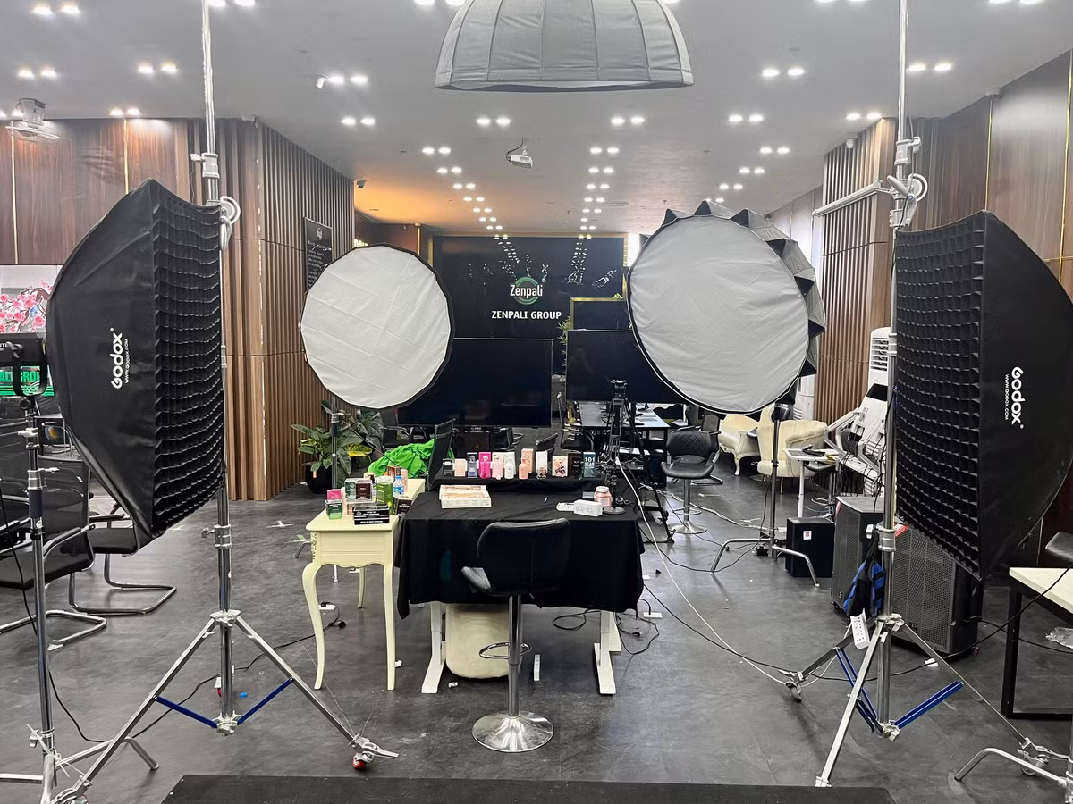 Phòng livestream nơi Phan Thủy Tiên cùng ekip của mình livestream bán hàng. (Ảnh: LƯU QUYÊN)