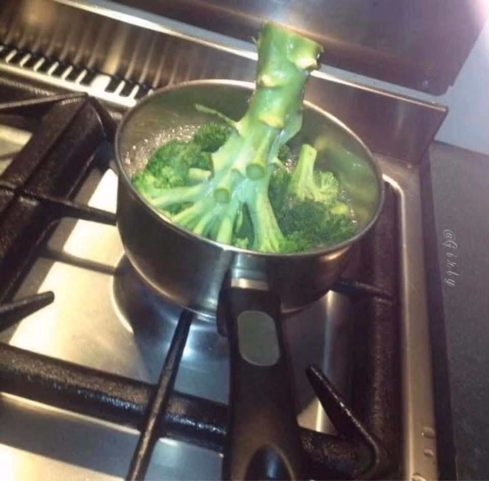 Súp lơ luộc nguyên cây... (Ảnh: Facebook)