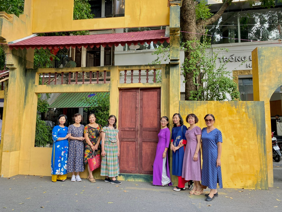 Không chỉ tham quan, du khách còn có thể được tham gia vào những trải nghiệm thú vị như mặc thử quần áo bộ đội, làm thử những sản phẩm truyền thống...