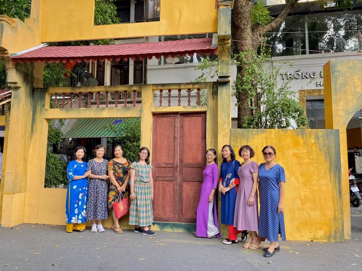 Không chỉ tham quan, du khách còn có thể được tham gia vào những trải nghiệm thú vị như mặc thử quần áo bộ đội, làm thử những sản phẩm truyền thống...