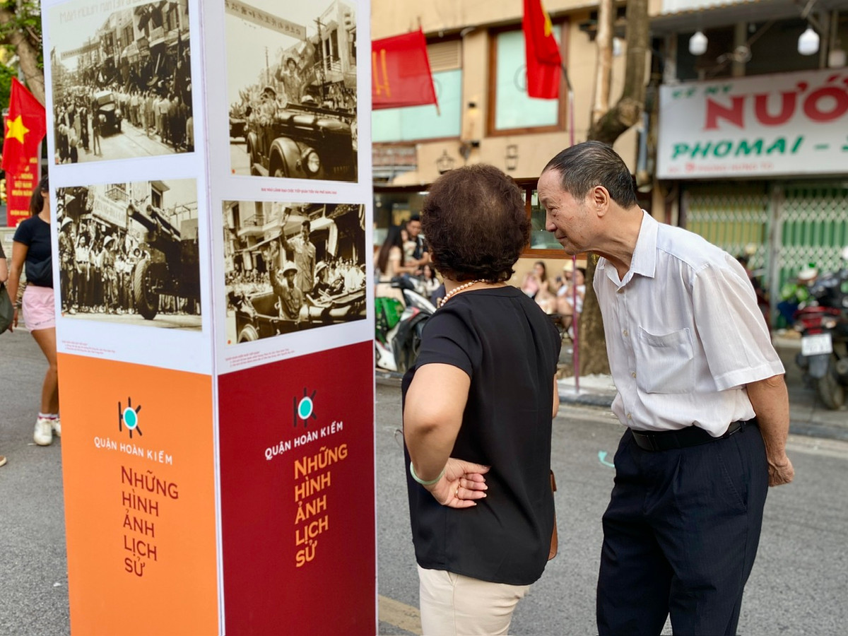 Nhiều người có tuổi đứng trầm ngâm nhìn những bức ảnh lịch sử, bồi hồi nhớ lại những ngày tháng xưa cũ của Thủ đô.