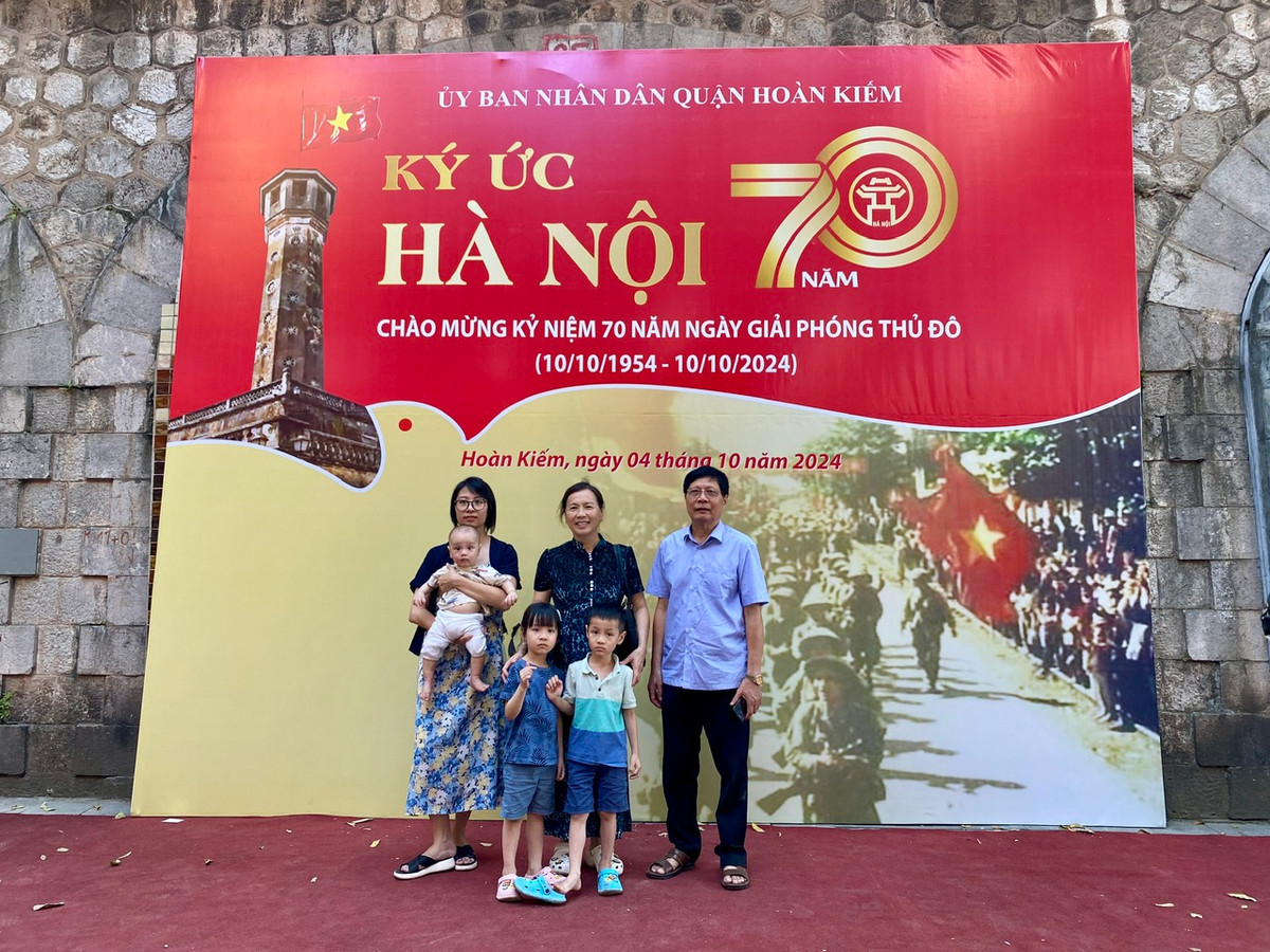 Có những đại gia đình gồm nhiều thế hệ đã cùng nhau đến tham quan, chụp ảnh tại phố bích họa Phùng Hưng.