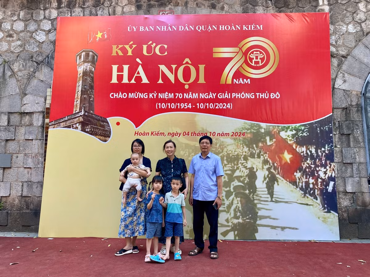 Có những đại gia đình gồm nhiều thế hệ đã cùng nhau đến tham quan, chụp ảnh tại phố bích họa Phùng Hưng.