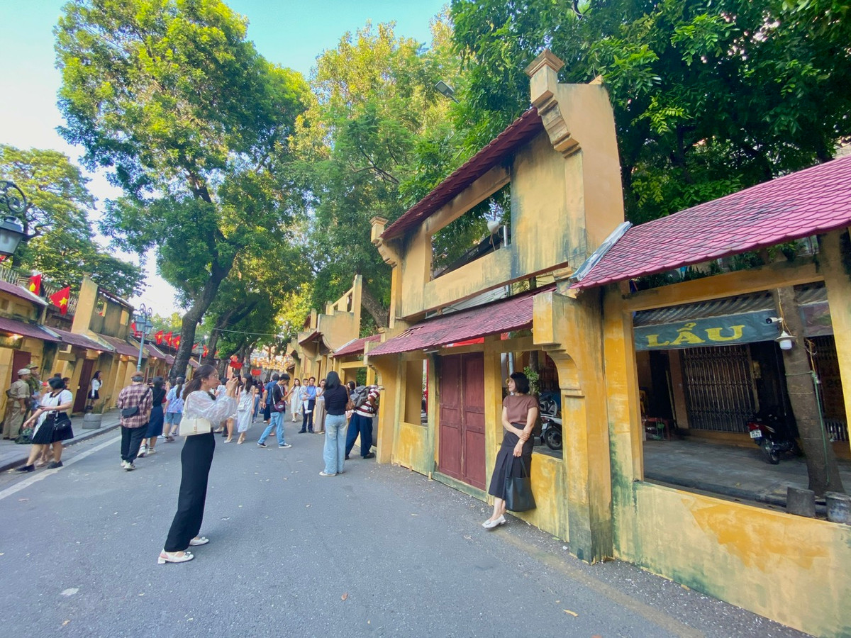 Nhiều mô hình nhà cửa xưa cũ được dựng lại.