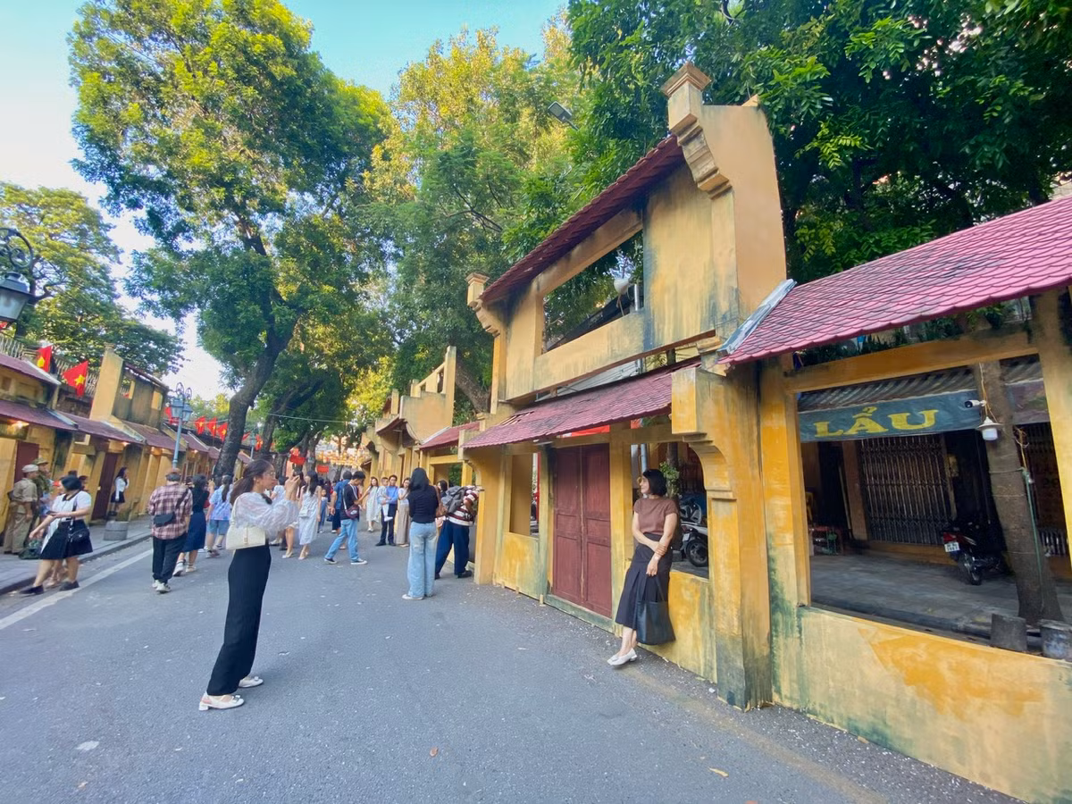 Nhiều mô hình nhà cửa xưa cũ được dựng lại.