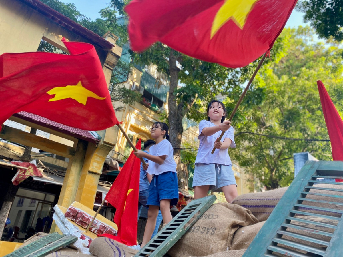 Theo ghi nhận của phóng viên ngày 5/10, là ngày cuối tuần nên rất đông người đã đến để được nhìn ngắm, trải nghiệm "Ký ức Hà Nội - 70 năm" tại phố bích họa Phùng Hưng. Các em nhỏ cũng được bố mẹ đưa đi trải nghiệm.