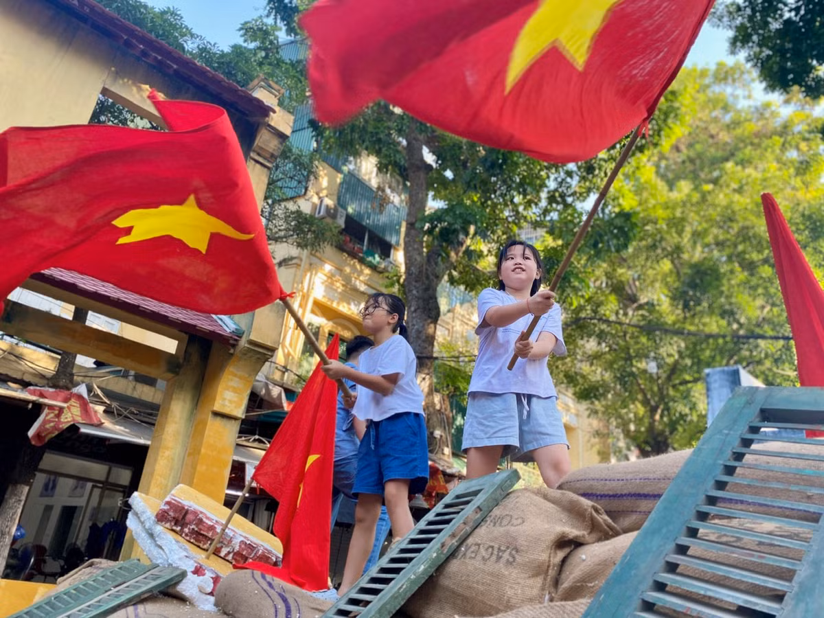 Theo ghi nhận của phóng viên ngày 5/10, là ngày cuối tuần nên rất đông người đã đến để được nhìn ngắm, trải nghiệm "Ký ức Hà Nội - 70 năm" tại phố bích họa Phùng Hưng. Các em nhỏ cũng được bố mẹ đưa đi trải nghiệm.