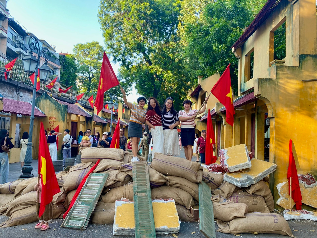 Không gian Hà Nội xưa trong khu phố cổ Hà Nội giai đoạn toàn quốc kháng chiến của quân và dân Hà Nội tới ngày Tiếp quản Thủ đô (1946 - 1954).