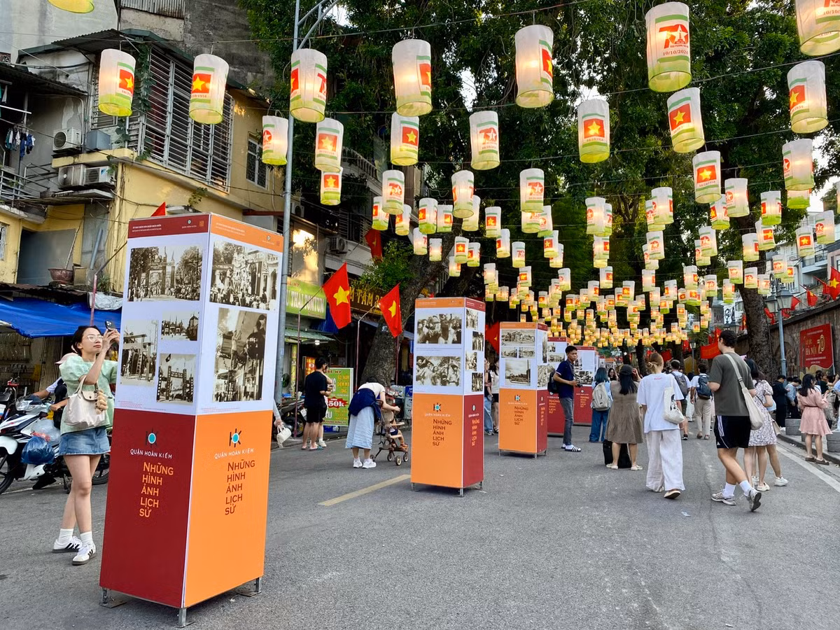 Dọc tuyến phố, triển lãm ảnh tư liệu "Quận Hoàn Kiếm - những hình ảnh lịch sử" đã đưa người tham quan sống lại thời khắc lịch sử quan trọng của Thủ đô. Đó là những thước phim vàng chụp lại "Quận Hoàn Kiếm những ngày độc lập đầu tiên" với lễ Tuyên ngôn Độc Lập tại Quảng trường Ba Đình huy hoàng, là khoảnh khắc giành chính quyền tại Phủ Khâm Sai Bắc Bộ, là ngày tập hợp ra mắt đồng bào Thủ đô trên Quảng trường Nhà Hát Lớn....