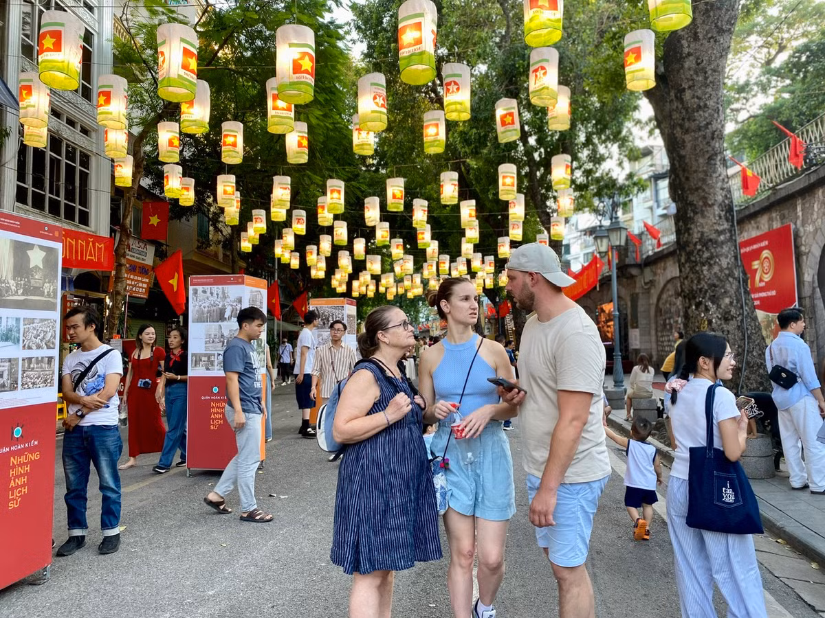 Không chỉ có người dân trong nước, nhiều khách du lịch nước ngoài cũng đến phố bích họa Phùng Hưng để tham quan, đồng thời tìm hiểu về lịch sử dân tộc, chiêm nghiệm về văn hóa con người và đất nước Việt Nam.