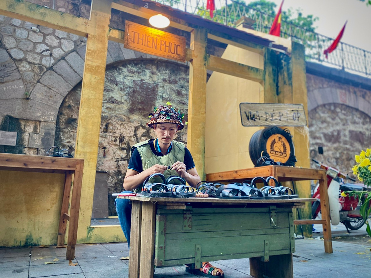 Người nghệ nhân thực hiện làm những chiếc dép lốp nhỏ xinh làm móc khóa để người tham quan có thể theo dõi trực tiếp. Trong lịch sử dân tộc, đôi dép lốp đã trở thành huyền thoại gắn bó với Chủ tịch Hồ Chí Minh, cũng như bộ đội ta trong các cuộc kháng chiến bảo vệ Tổ quốc.