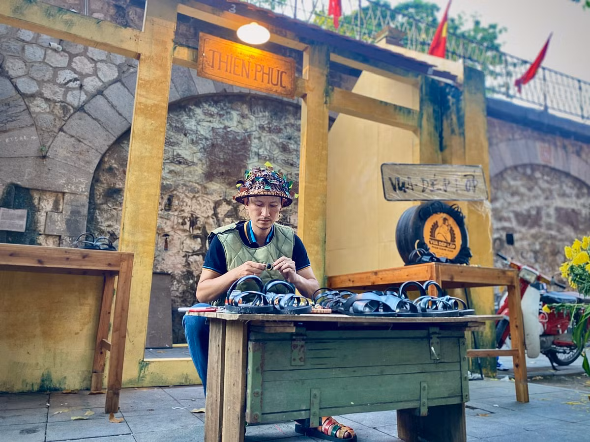 Người nghệ nhân thực hiện làm những chiếc dép lốp nhỏ xinh làm móc khóa để người tham quan có thể theo dõi trực tiếp. Trong lịch sử dân tộc, đôi dép lốp đã trở thành huyền thoại gắn bó với Chủ tịch Hồ Chí Minh, cũng như bộ đội ta trong các cuộc kháng chiến bảo vệ Tổ quốc.