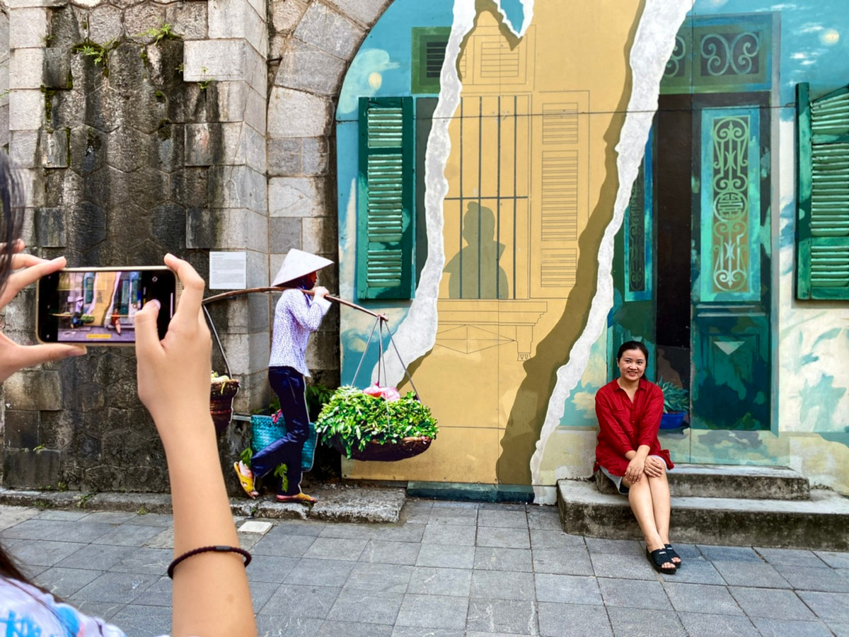 Người dân đến đây cũng sẽ được nghe, xem lại những thước phim quý giá về lịch sử Hà Nội qua màn chiếu được đặt ở trung tâm phố bích họa.