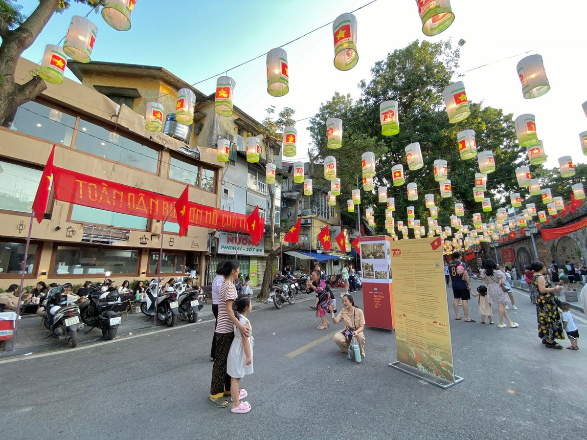 Không gian phố bích họa Phùng Hưng được "trang hoàng" bởi ất nhiều mô hình trang trí không gian phố cổ, cổng chào, cờ hoa, băng rôn, khẩu hiệu, và cả những thước phim tư liệu quý giá.