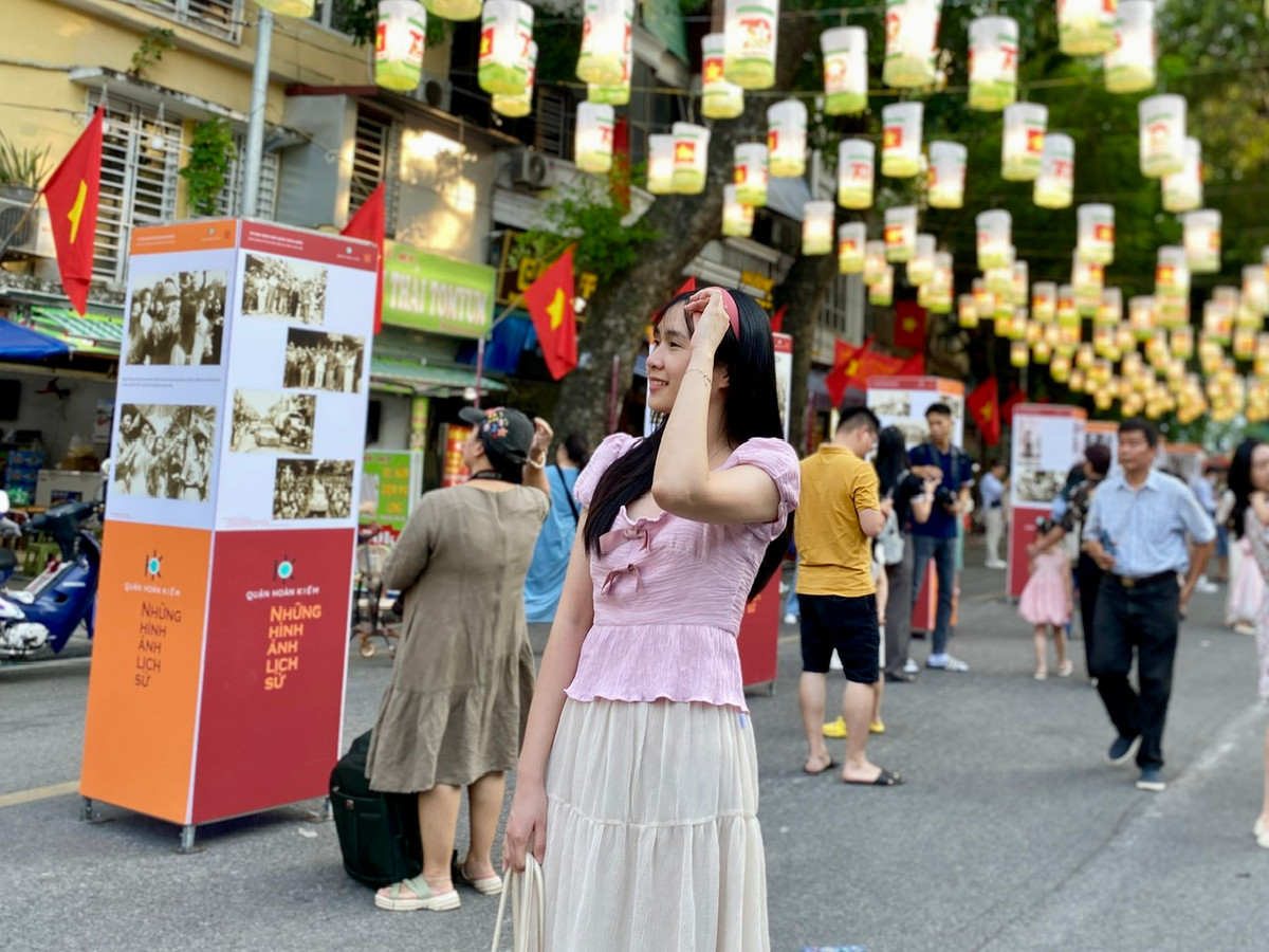 Nhiều bạn trẻ đã tranh thủ check-in giữa không gian hoài niệm lịch sử.