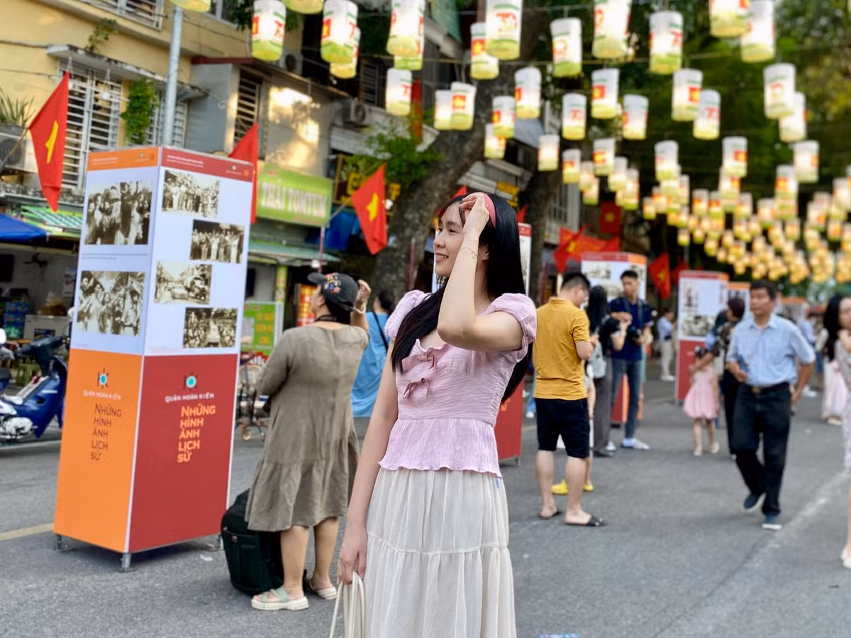 Nhiều bạn trẻ đã tranh thủ check-in giữa không gian hoài niệm lịch sử.