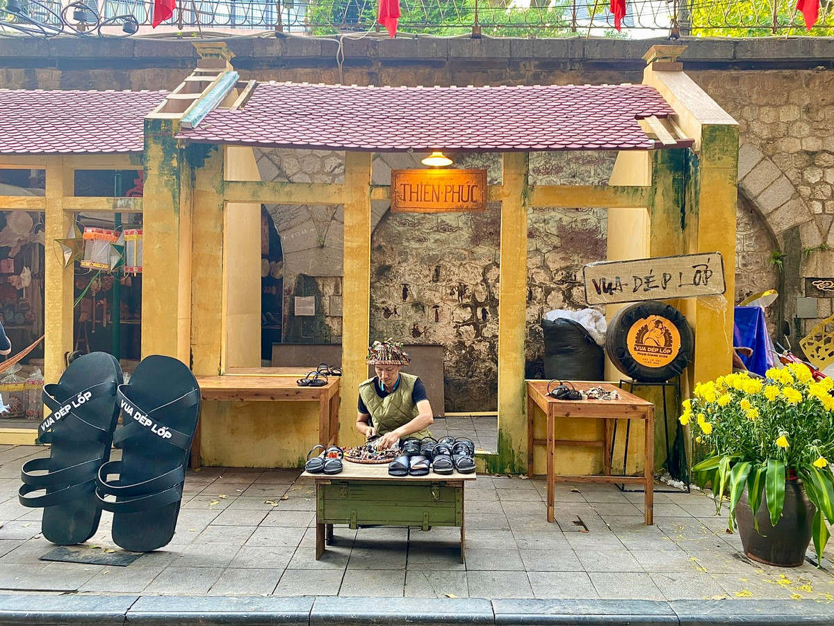 Một số nghề truyền thống, sản phẩm quà tặng du lịch hay các món ẩm thực đặc trưng của Hà Nội cũng được trưng bày. Khu vực làm dép lốp thu hút rất nhiều sự chú ý của người qua lại, với mô hình đôi dép cao su khổng lồ được đặt phía trước.