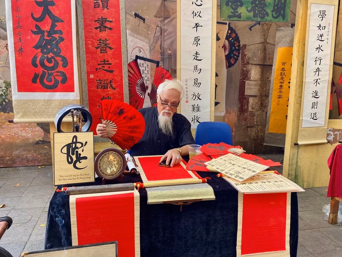 Gian trưng bày chữ viết truyền thống của người Việt xưa.