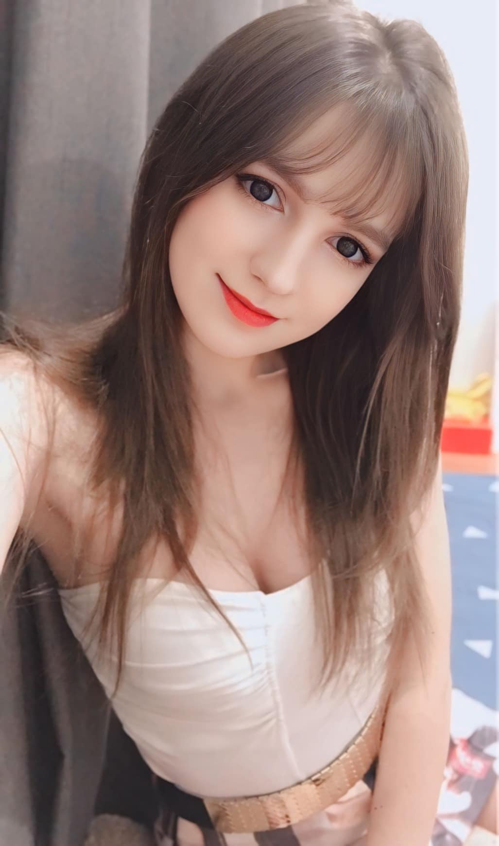 Alexandra Rud (biệt danh Alexa) sinh ra tại thành phố Zaporizhia, Ukraine, hiện cô đang sinh sống ở Hà Nội.