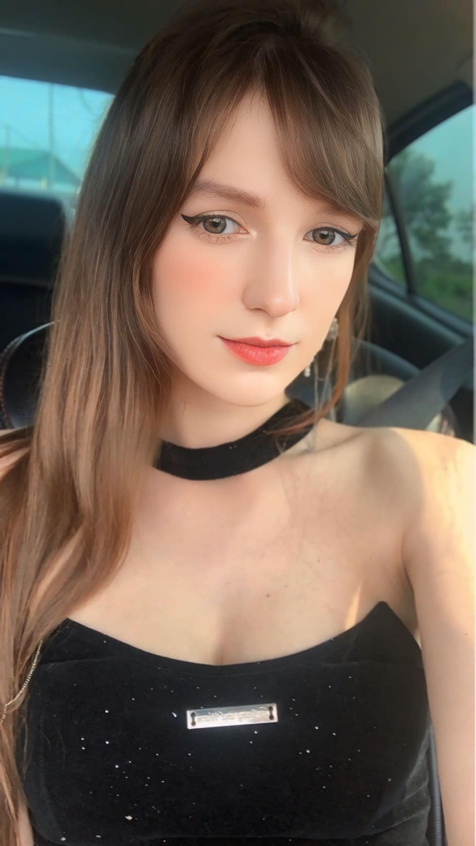 Sở hữu nhan sắc như thiên thần cũng phong cách ăn mặc cực chất, nữ DJ người Ukraine được lòng rất nhiều quán bar ở khu vực miền Bắc.