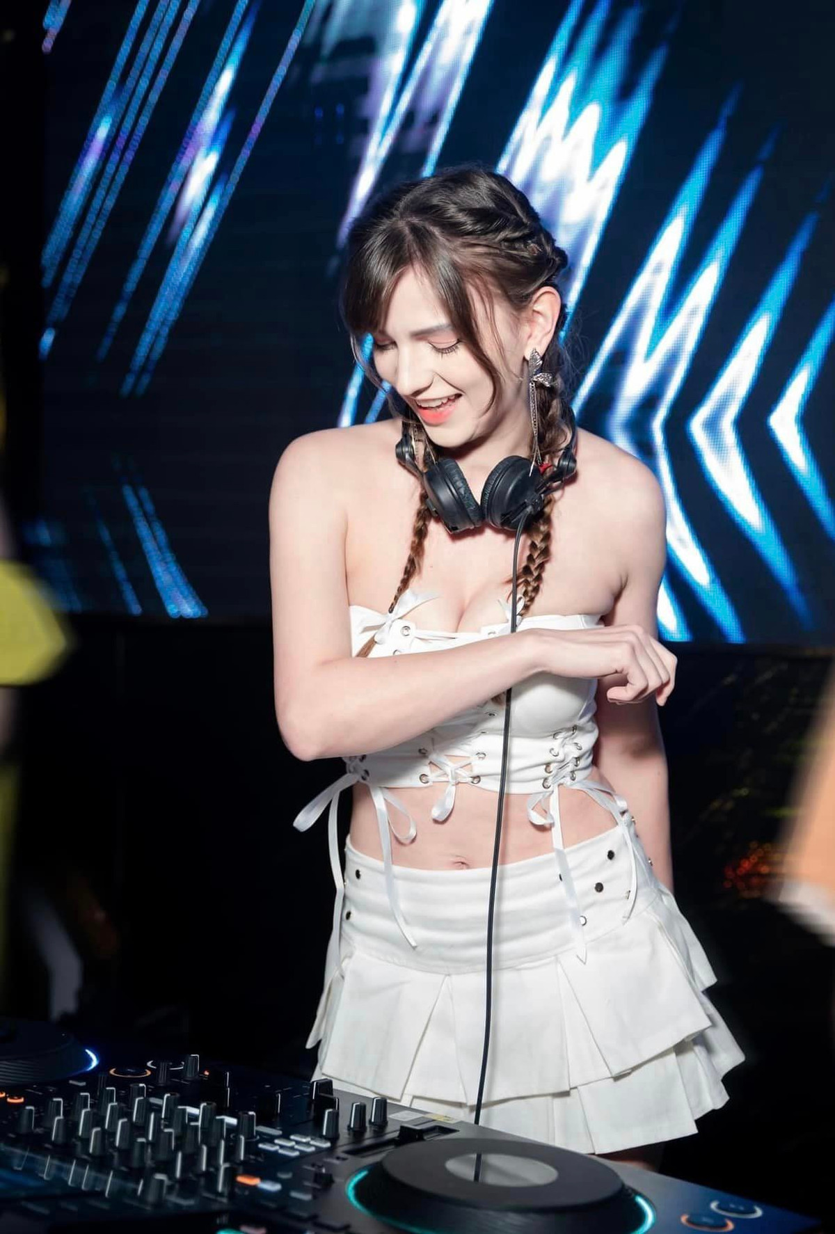 Trên trang cá nhân, Alexandra Rud nhiều lần bày tỏ tình yêu với mảnh đất hình chữ S, với con người, nền ẩm thực Việt Nam. Bánh đa cua, bánh cuốn, bánh mì là những món ăn Việt được cô nàng rất yêu thích.