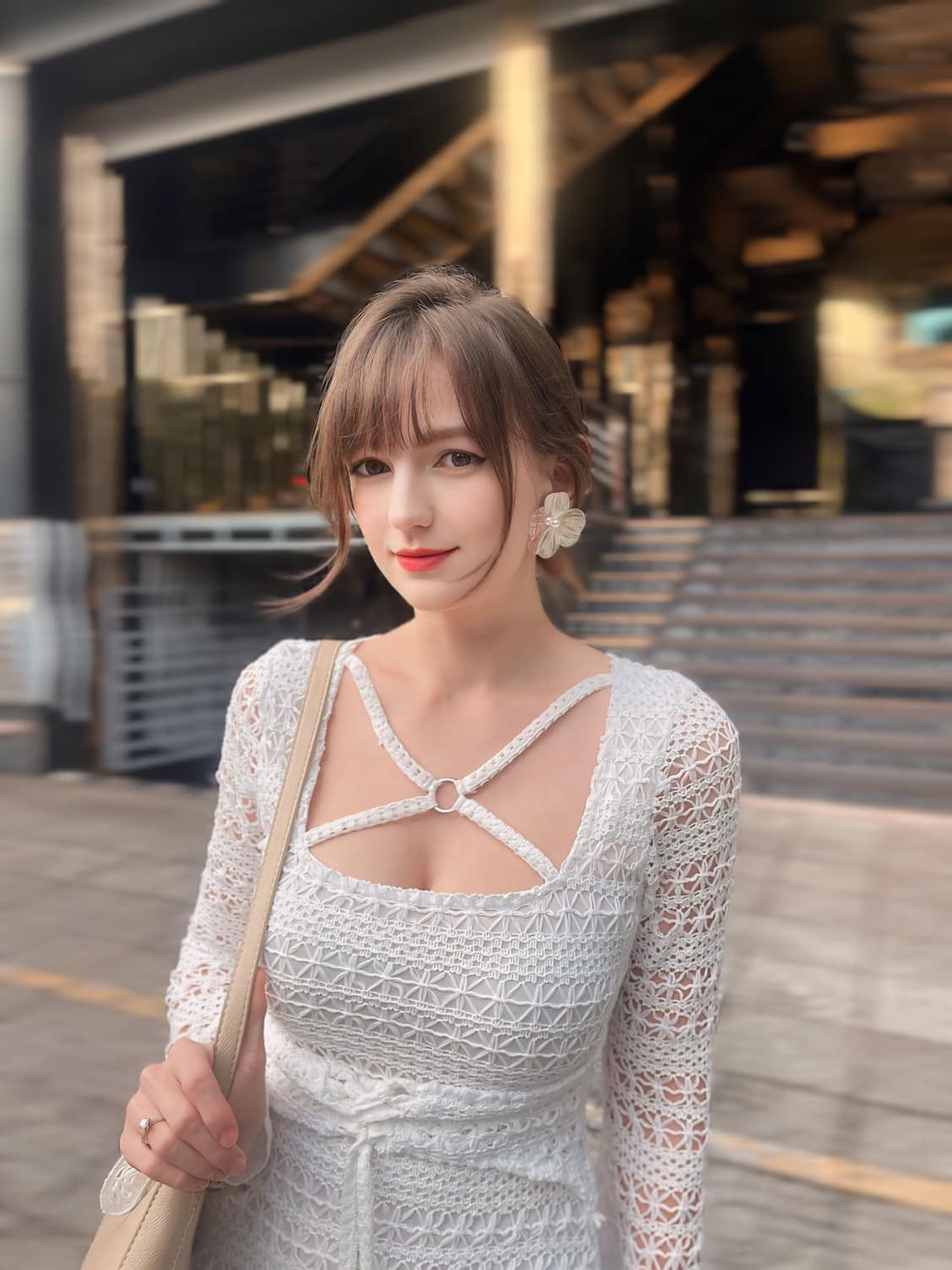 Dù đã ngoài tuổi 30 nhưng cô vẫn giữ được nhan sắc trẻ trung, xinh đẹp. Trang phục cô nàng lựa chọn dung hòa giữa sự gợi cảm và nữ tính, không bị phản cảm, hở hang lố lăng. (Ảnh: FBNV)