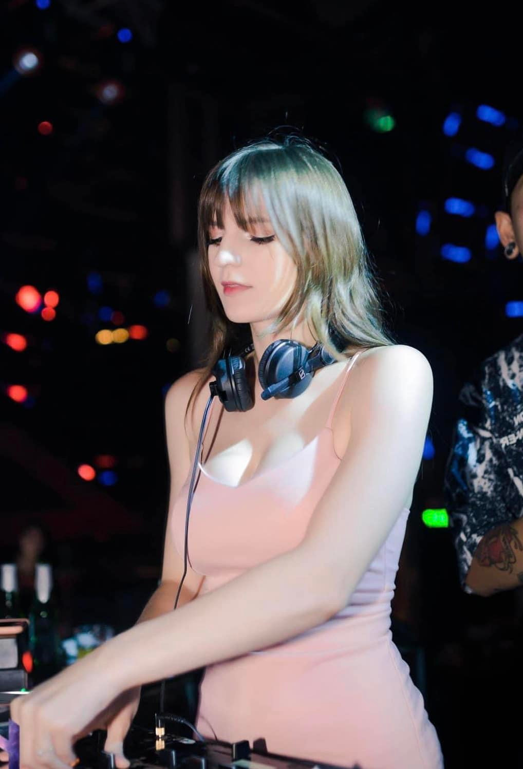 Cô nàng đến Việt Nam và bén duyên với nghề DJ.