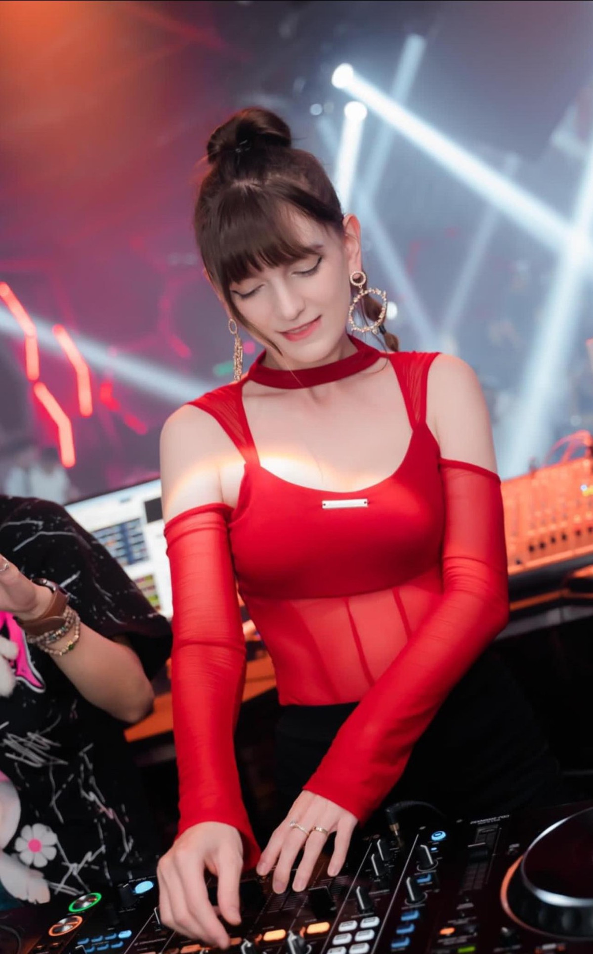 Trước khi đến Việt Nam, Alexa hoạt động với vai trò là một vận động viên thể dục dụng cụ bán chuyên nghiệp ở quê nhà.