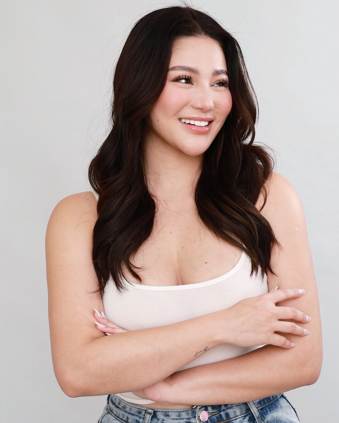 "Nàng béo Philippines" dù tổng thể trông khá đầy đặn, thế nhưng lại có vòng nào ra vòng nấy. Cô nàng sở hữu vòng 1 khủng khiến nhiều người mơ ước.