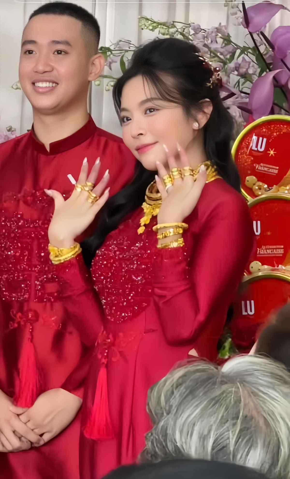 Theo đó, nàng dâu Bạc Liêu được bà ngoại, dì Ba, cô Ba tặng tổng 15 cây vàng; em trai tặng 100 triệu tiền mặt. Sau đó, bố mẹ cô dâu tặng thêm 20 cây vàng, 2 tỷ tiền mặt, 2 căn nhà trị giá 18 tỷ đồng kèm theo 2 sổ hồng, vòng tay kim cương 17 hột xoàn giá 450 triệu đồng và cuối cùng là 2 chiếc nhẫn kim cương 1.2 tỷ đồng.