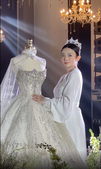 Ngoài số lượng hồi môn khủng, nhiều người cũng vô cùng ấn tượng với nhan sắc của cô dâu.