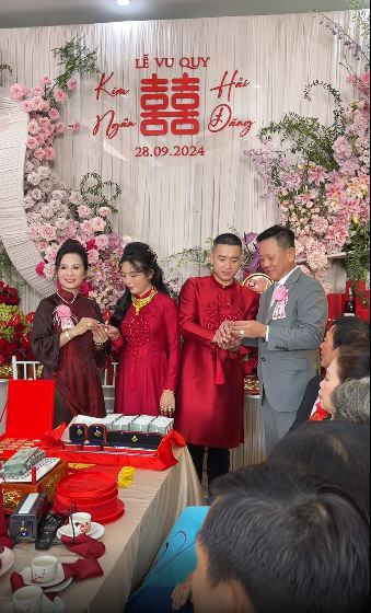 Sau khi được đăng tải, đám cưới siêu khủng trên đã thu hút sự chú ý từ cộng đồng mạng. Nhiều người bày tỏ sự ngưỡng mộ cũng như chúc phúc cho cặp đôi: "Chúc mừng dâu rể nhé, nhìn dàn hồi môn mà hoa mắt luôn đó", "khởi nghiệp thành công rồi, chúc cặp đôi sẽ luôn yêu thương nhau, không phụ tình yêu thương và sự hỗ trợ từ bố mẹ".