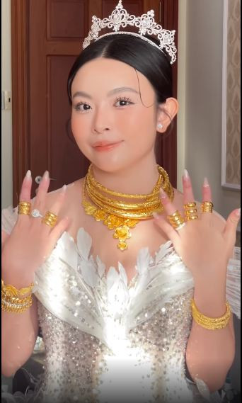 Hiện video về đám cưới khủng này vẫn thu hút lượng lớn sự chú ý và bình luận trên MXH. (Ảnh: cắt từ video của FB Sang Lê)