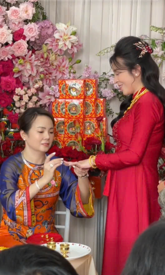 Theo một số bình luận từ những người được cho là ở gần nhà cô dâu và chú rể, cả hai đều môn đăng hộ đối, sinh trưởng trong ra đình giàu có nức tiếng trong vùng.