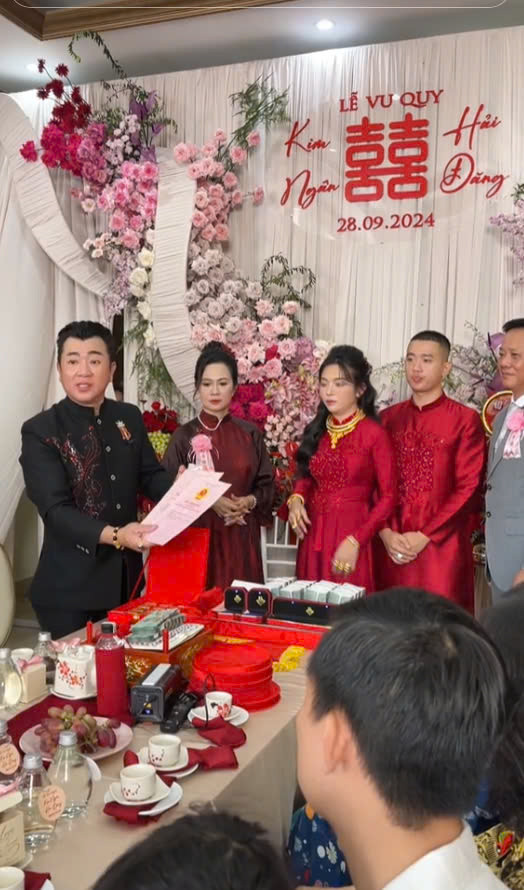 Cô dâu tên Kim Ngân, còn chú rể là Hải Đăng.