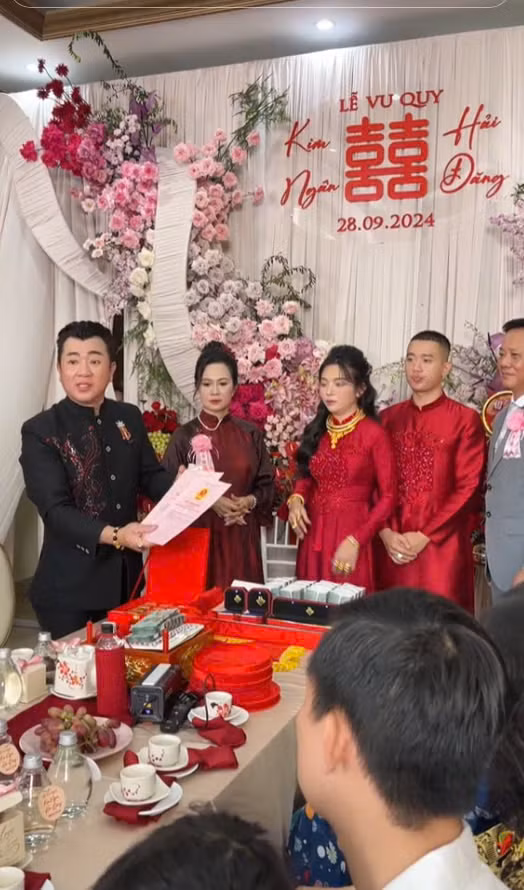 Cô dâu tên Kim Ngân, còn chú rể là Hải Đăng.