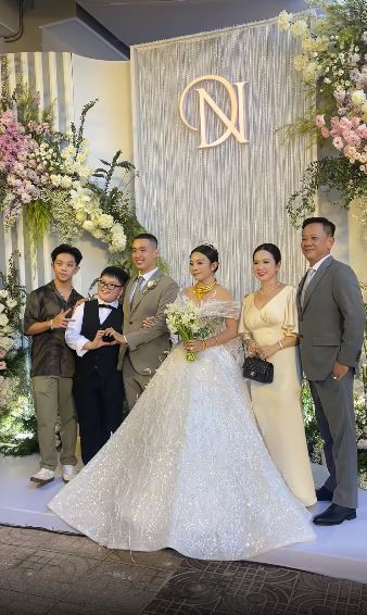 Vẻ ngoài trẻ trung, xinh đẹp của mẹ cô dâu cũng khiến nhiều người xuýt xoa, cảm thán.