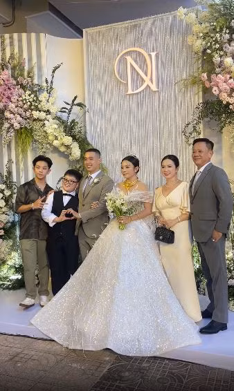 Vẻ ngoài trẻ trung, xinh đẹp của mẹ cô dâu cũng khiến nhiều người xuýt xoa, cảm thán.