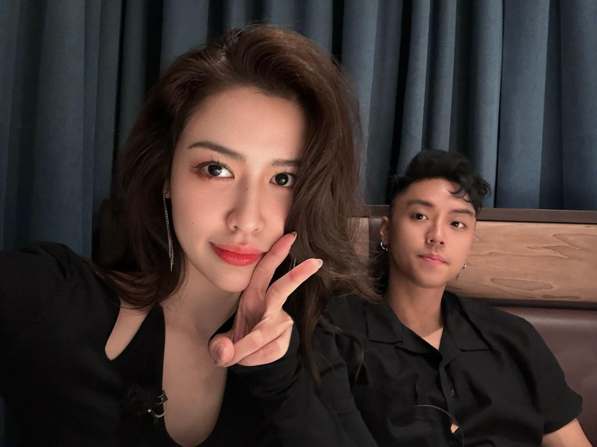 Đáng chú ý nhất là khoảnh khắc Quyên Qui chủ động muốn Wukong hôn má mình. Đáp lại sự chân thành, nữ diễn viên cũng trao cái hôn tình cảm dành cho Wukong.