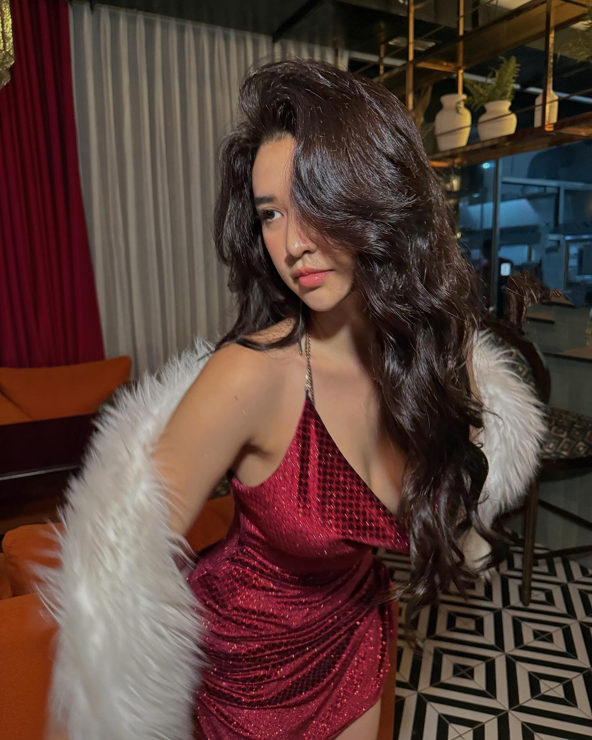 Trước đó, Quyên Qui được biết đến với vai trò là hot girl, người mẫu ảnh.