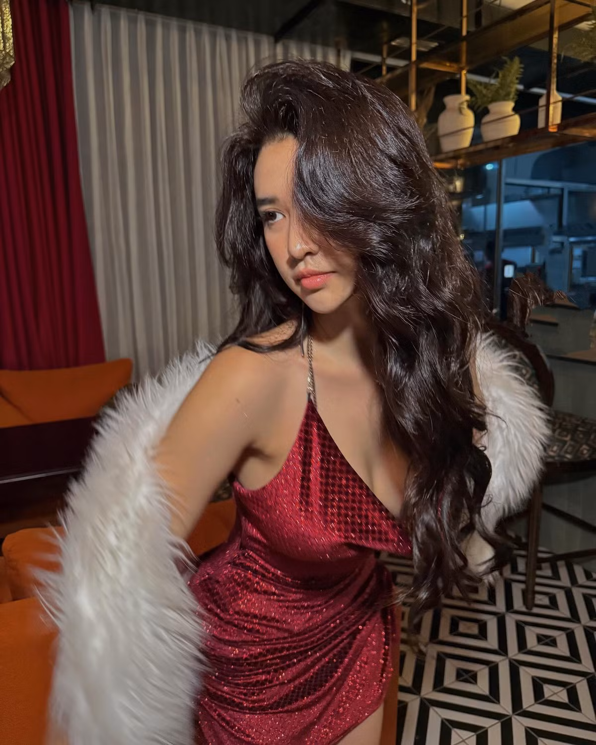 Trước đó, Quyên Qui được biết đến với vai trò là hot girl, người mẫu ảnh.