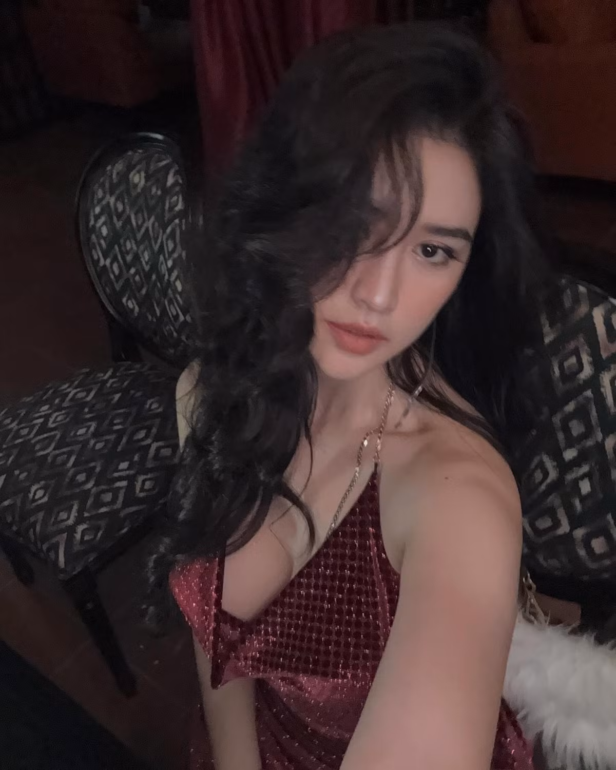 Quyên Qui sở hữu nhan sắc mặn mà, sắc sảo. Người đẹp đến từ Gia Lai từng lọt Top 11 Miss Earth Vietnam 2023.