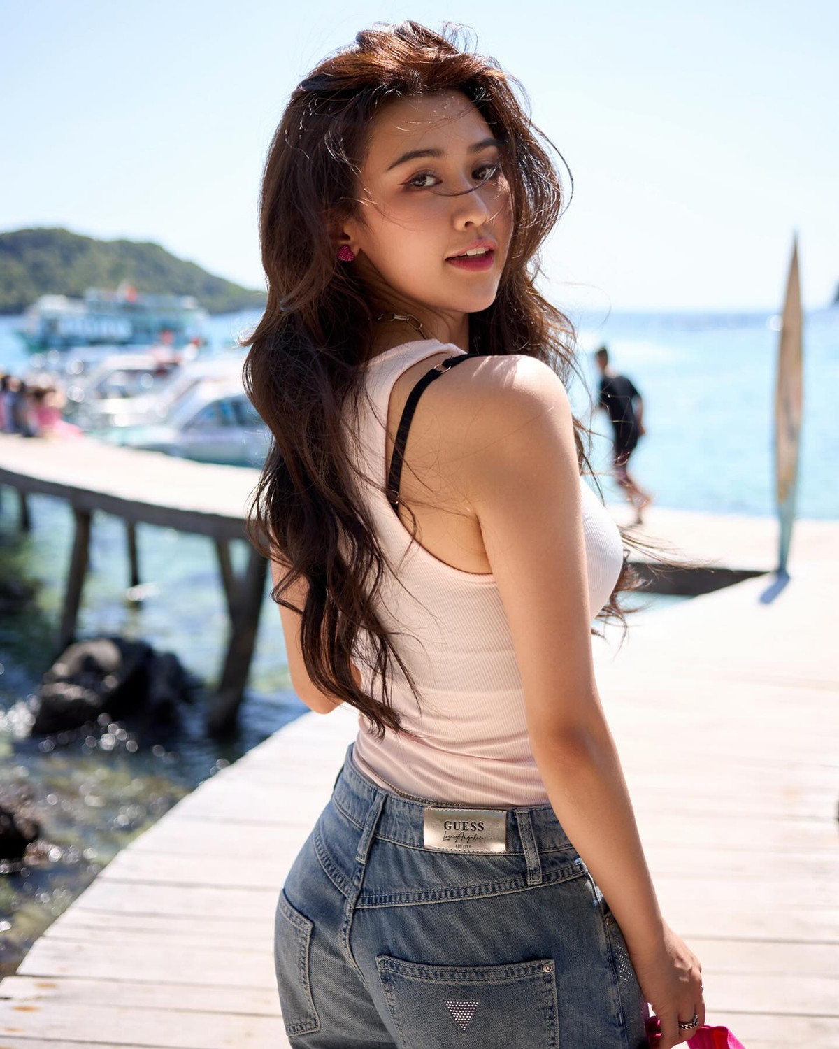 Quyên Qui sở hữu nhan sắc xinh đẹp cùng thân hình nóng bỏng.